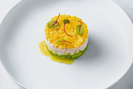 Камчатский краб с авокадо и манго