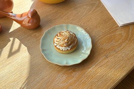 Тарт с меренгой и черничным компоте