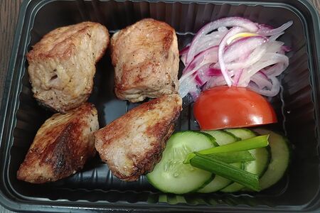 Шашлык порционный с овощами 