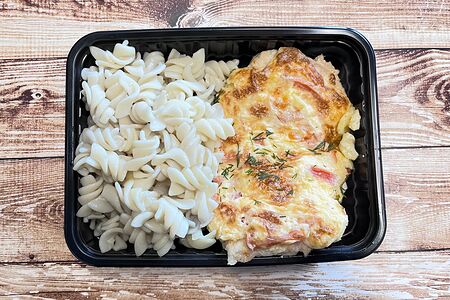 Отбивная под сыром с гарниром