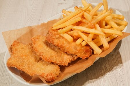 Куриные наггетсы с картошкой фри