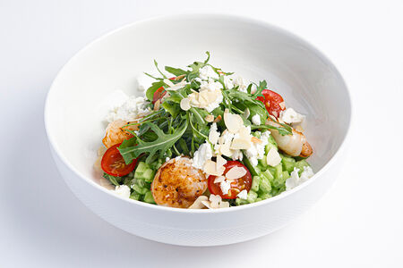 Рукола с креветками, сыром фета и соусом песто