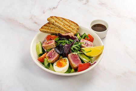 Салат с тунцом