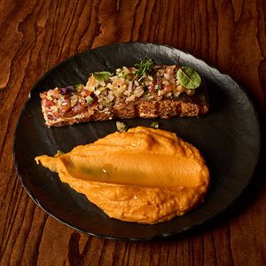 Лосось на гриле с томатно-имбирной сальсой и пюре из батата 