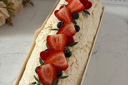 Меренговый рулет с клубникой