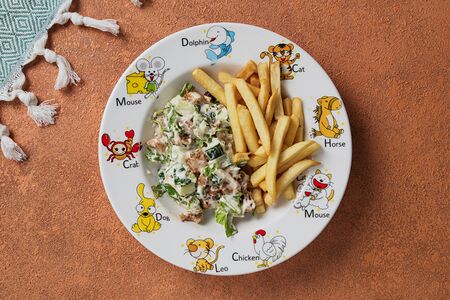 Салат с хрустящим картофелем фри