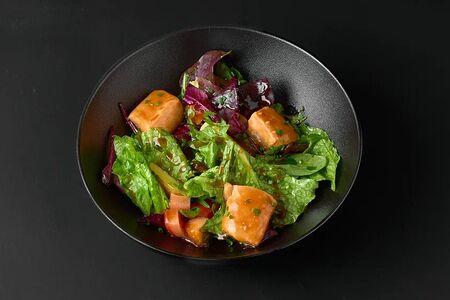 Теплый салат с лососем терияки и печеным картофелем