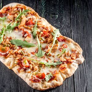 Римская пицца с копченой куриной грудкой и халапеньо