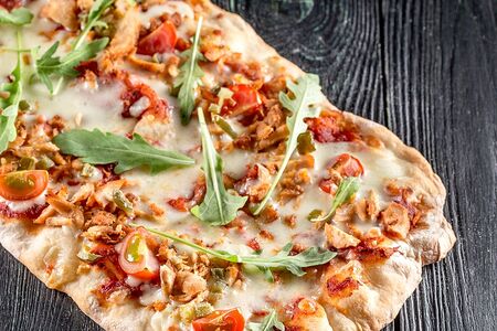 Римская пицца с копченой куриной грудкой и халапеньо