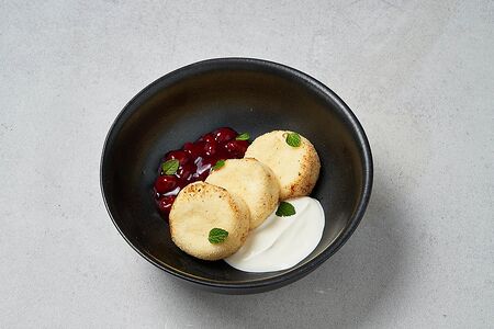 Сырники со сметаной и вишней