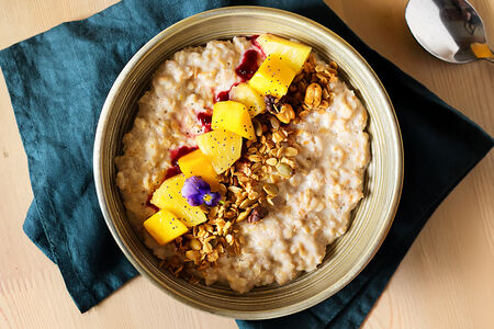 Овсяная каша с манго и ананасом