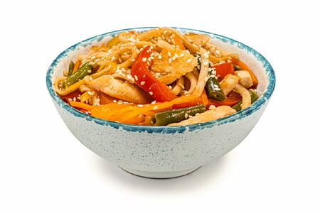 Удон с курицей в соусе свит чили