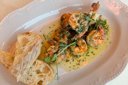 Креветки по-французски с чесноком и зеленью