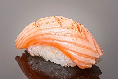 Суши Опалённый лосось