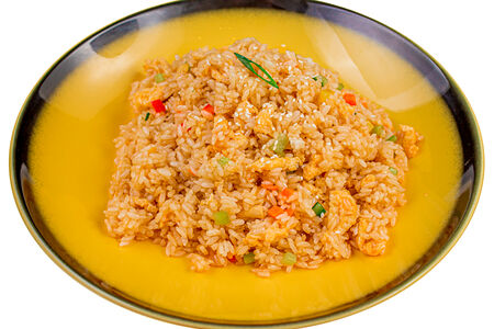 Жареный рис с овощами и яйцом