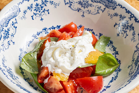 Салат из томатов, апельсина и страчателлы