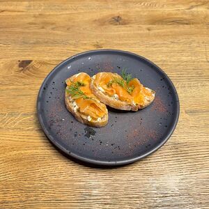 Брускетта с лососем