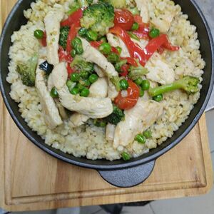 Индейка с булгуром под соусом песто с броколли и зеленым горошком