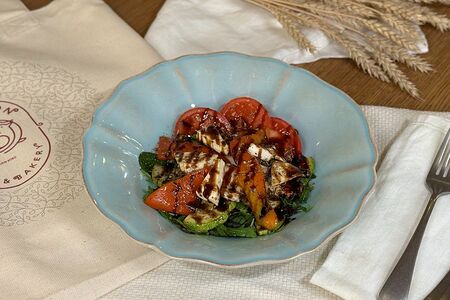 Салат с цыпленком, овощами гриль и адыгейским сыром