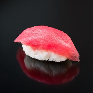 Суши с тунцом