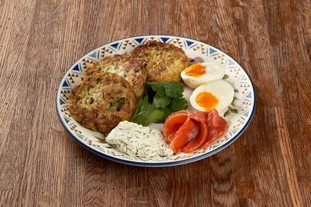 Драники из цукини и картофеля с яйцом и форелью