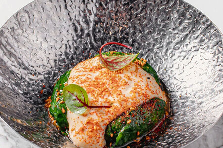 Голубцы с крабом в листьях шпината c соусом сладкий чили