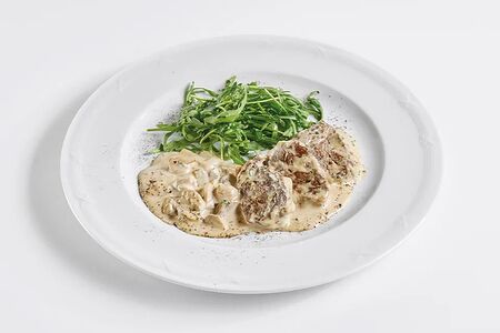 Медальоны из говядины с шампиньонами, руколой и сливочным соусом