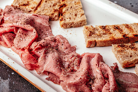 Ростбиф с брускеттой и трюфельным маслом