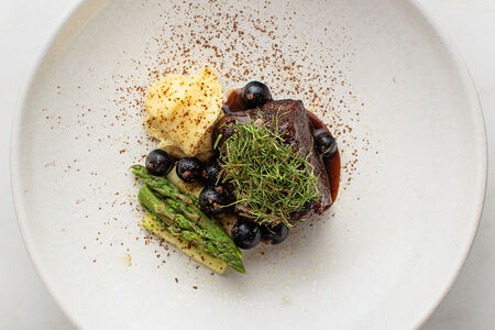 Щека теленка с лисичками и брусникой