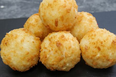 Рисовые шарики темпура с копченым лососем