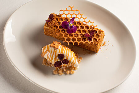 Медовик с карамельным мороженым