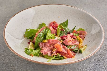 Салат с говядиной и горчичной заправкой 