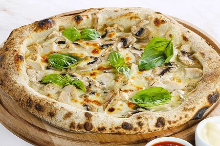 Пицца с куриной грудкой и грибами 