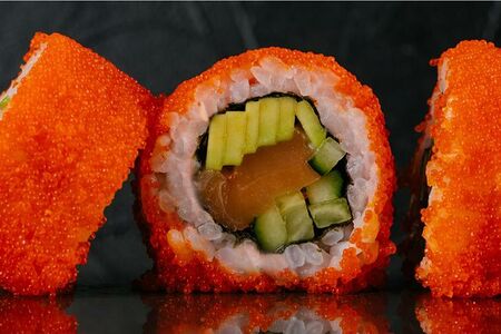 Калифорния со свежим лососем