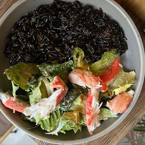 Большой зеленый салат с крабом и манговым соусом