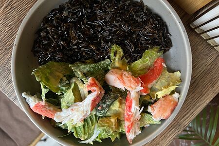 Большой зеленый салат с крабом и манговым соусом