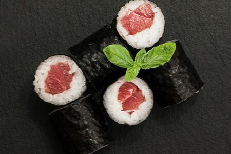 Маки с мясом тунца