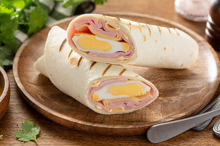 Ролл с ветчиной и яйцом