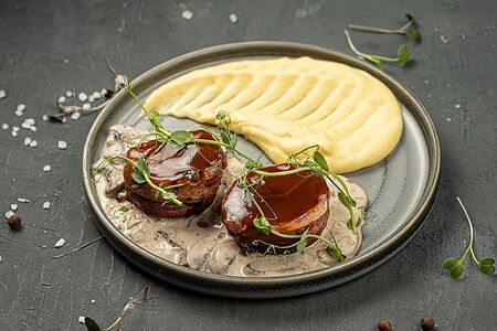 Медальоны с беконом в сливочно-грибном соусе