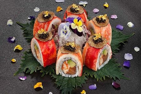 Ролл из камчатского краба с трюфелем, черной икрой и золотом