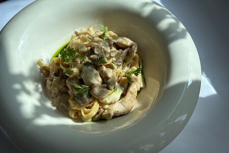 Тальятелле с цыпленком и белыми грибами в ореховом соусе