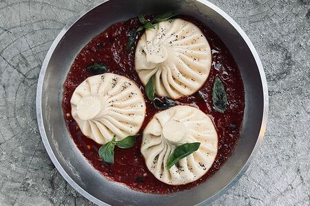 3 хинкали с сыром в томатном соусе с базиликом