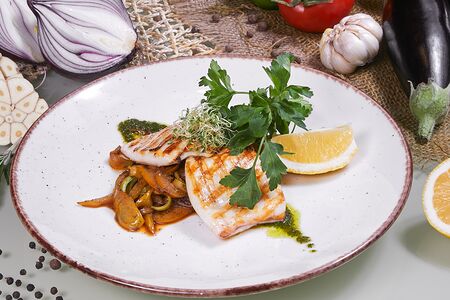 Командорский кальмар с овощными спагетти