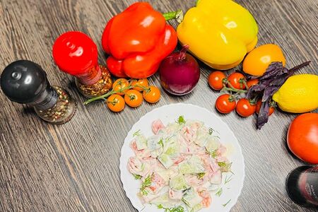 Свежий салат со сметаной