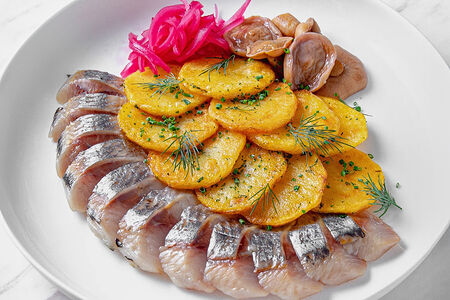 Олюторская сельдь с печеным картофелем и вологодским маслом