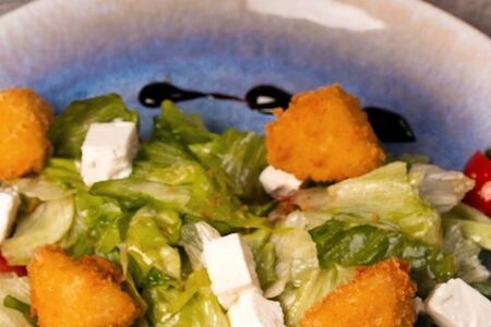 Овощной салат с жареным сыром и фетой