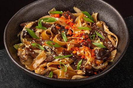 Широкая рисовая лапша с говядиной в устричном барбекю