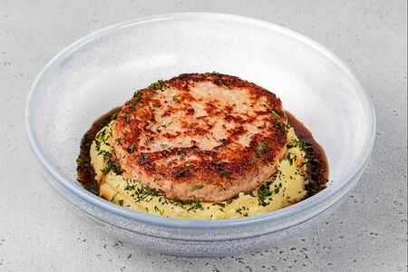 Большая куриная котлета с грибным соусом