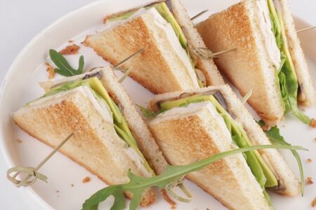 Сэндвич с курой, грибами и авокадо 