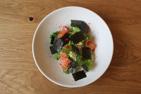 Салат с лососем, чукой и манговой заправкой